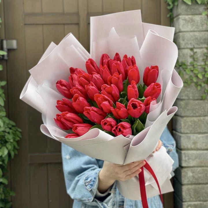 35 красных тюльпанов в Подольске